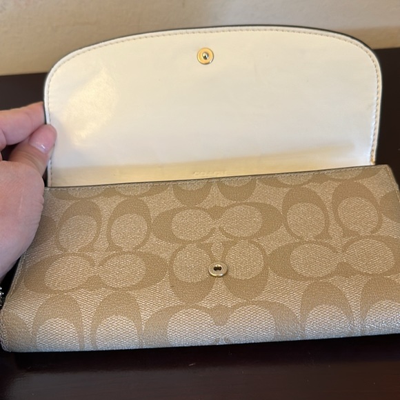 Coach white wallet. Good condition, coach and buggy icon! - Picture 5 of 9